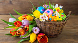 Корзина с яйцами и цветы