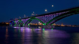 Мост через залив ночью