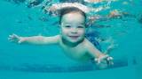 Ребенок под водой